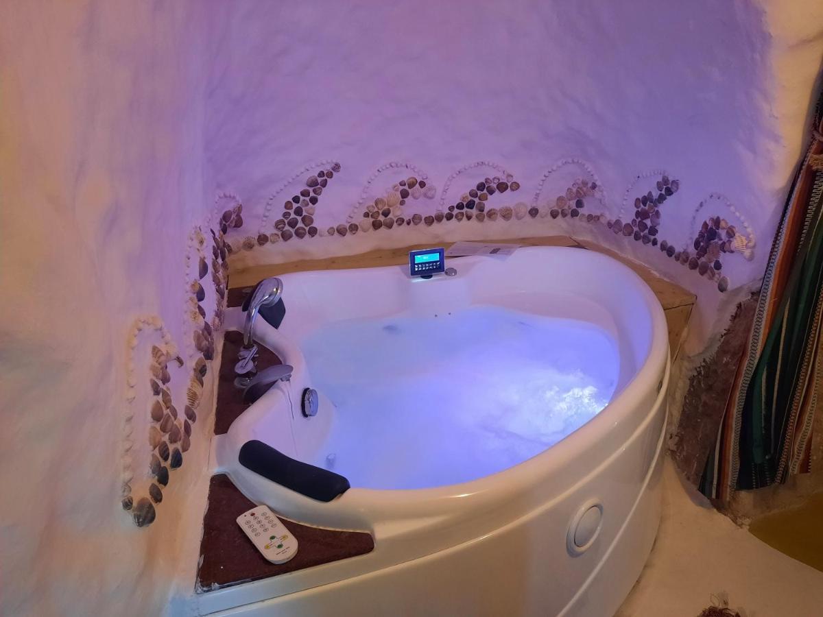 Gorafe Creatively Designed Cavehouse With Jacuzziヴィラ エクステリア 写真